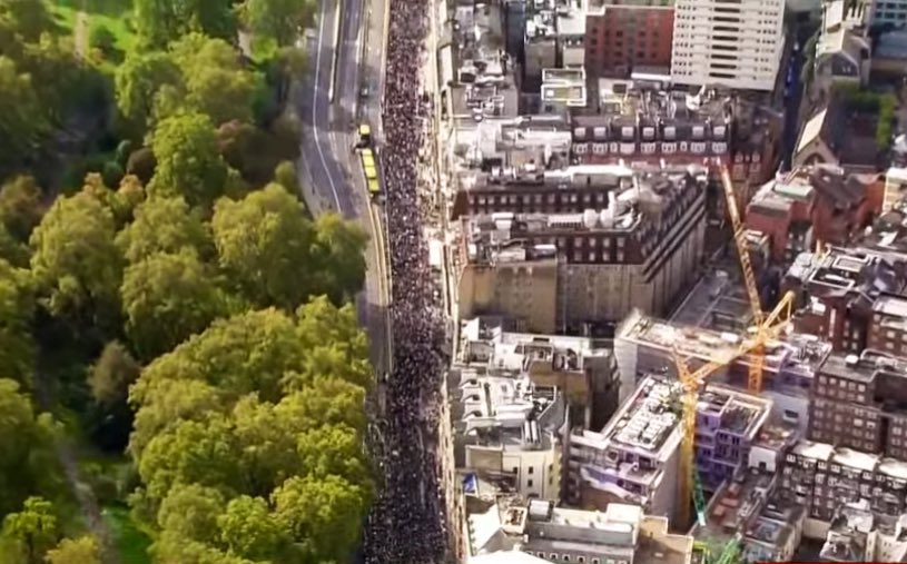 مسيرة تاريخية في لندن باتجاه رئاسة الوزراء لدعم فلسطين وغزة. 

صوتك وصل. 🇵🇸✅