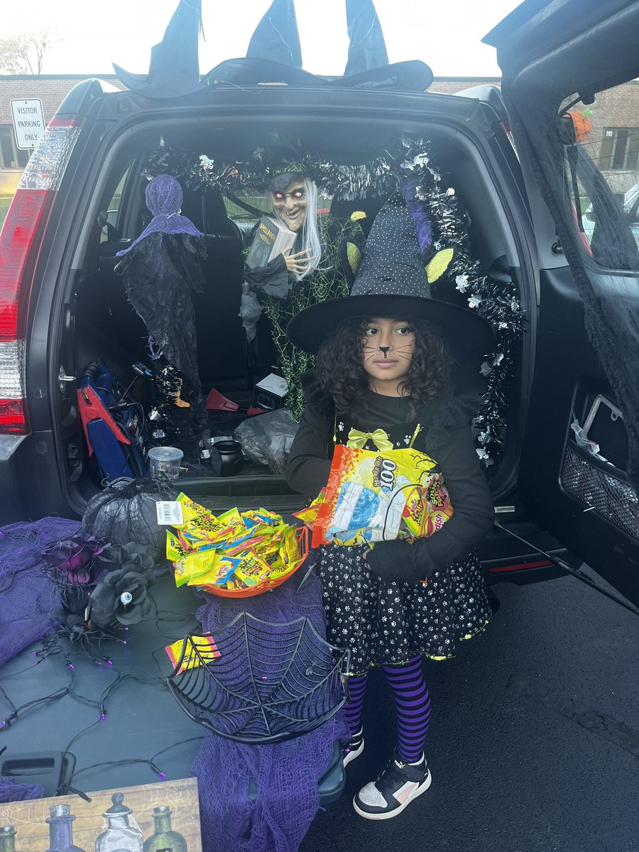 We have some creative families at @D59SaltCreek Trunk or Treat!