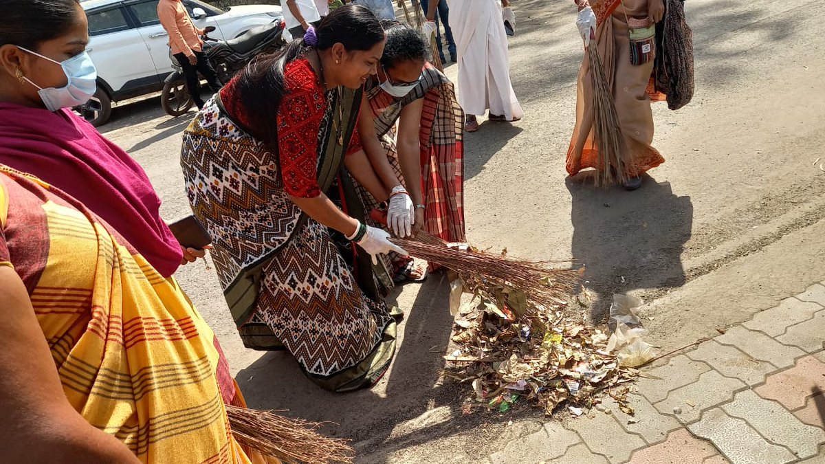 સ્વચ્તા હી સેવા જુમબેસ અંતર્ગત ઉમરપાડા તાલુકા મા આજે જાહેર સ્થળો એ સફાઈ ગામ લોકો ના સહ્યોગ થી કરવામા આવ્યો.જેમા મોટી સંખ્યામા લોકો એ ભાગ લિધો.
