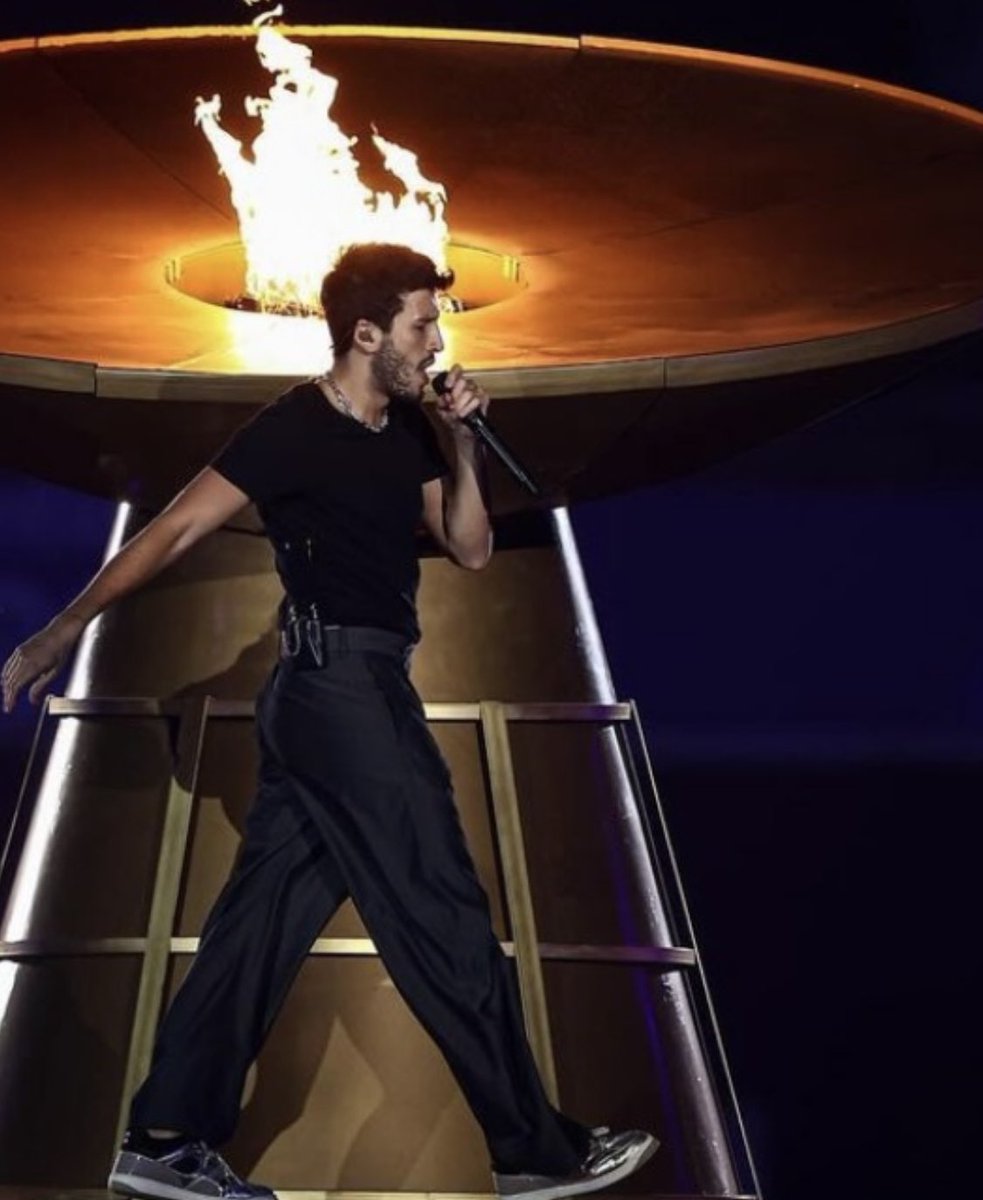 nyesy02's tweet photo. Pero que foto tan BRUTAL 🔥🔥❤️ @SebastianYatra https://t.co/4XNngwvrSz