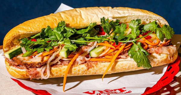 eskay_2603's tweet photo. @Fatal_LFC @FootyScran Hell nah it's not really cheap, in Vietnam with £0.67, you should expect the banh mi to have a variety of meat and it should look like the image below, not like that https://t.co/FkWymfKgTh