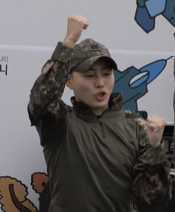 bbom_ae's tweet photo. ‘슈’퍼샤이                                               ‘슈’라웃 https://t.co/tttBlb2WeU
