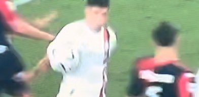 pisto_gol's tweet photo. Nella notte di #Dazn, durante #OpenVar , il designatore #Rocchi , “costretto”dall’ottimo #Cattaneo (chissà perché a #Sky se lo sono fatti scappare)) a spiegare l’episodio più controverso dell’8^giornata, il gol di #Pulisic in #GenMil ha spiegato che il Var #DiPaolo non aveva immagini che consentissero di prendere una decisione che non lasciasse dubbi. Tesi poco credibile, viste le 10 lelecamere disponbili per il Var. Infatti poco dopo sono passate  altre immagini che danno  certezza: il controllo di #Pulisic è stato fatto con l’aiuto del braccio destro, la palla cambia rotazione, quasi si ferma e cade in perpendicolare. Come hanno fatto notare sia #Behrami che #Parolo (ottimi), che #Cesari a #Pressing”se avesse colpito il petto, sarebbe schizzata via. Ma per leggere questa situazione è necessario conoscere il calcio e le sue dinamiche, cosa che non tutti gli arbitri sono in grado di fare: non è il caso di mettere  al Var qualche ex calciatore?