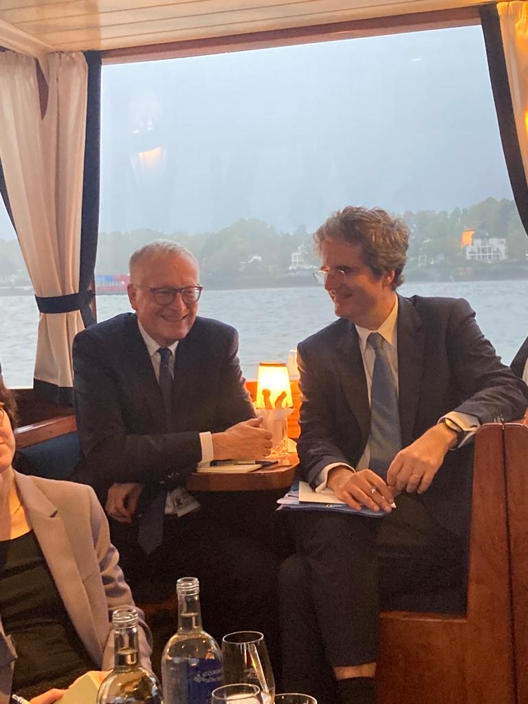 Austausch mit meinem Kollegen und Freund, dem 🇩🇪 Botschafter in Paris <a href="/AmbDEenFR/">Ambassadeur Stephan Steinlein</a> Stephan Steinlein, im Boot auf der Elbe in Hamburg mit Präsident <a href="/EmmanuelMacron/">Emmanuel Macron</a> und @Bundeskanzler Olaf Scholz.