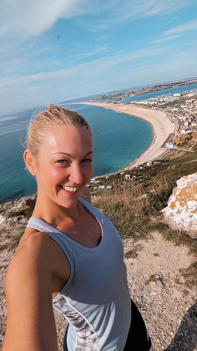 Took a lovely walk after my workout today. Possibly the last we'll see of proper sunshine in the UK for a while 🤷🏼‍♀️... but also because I wanted to torch a bit of fat.🔥 Adding short, steady, gentle cardio after a hard workout is great for burning gloop! 💥