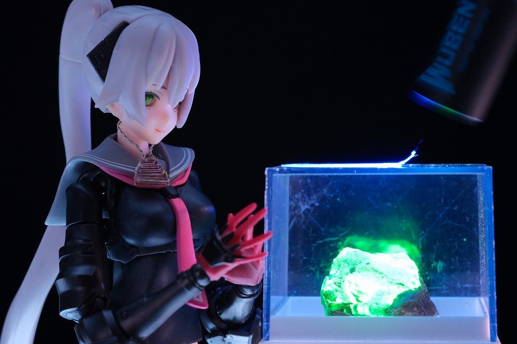 u1_okita's tweet photo. #燐灰ウラン石 #Autunite
ウランの主要鉱石（閃ウラン鉱）が分解後生成された二次鉱物
発せられる放射線量は、空気中の放射線量(東電本店地点 0.05μSv/h程度）の２～３倍、放射線量基準値（0.23μSv/h）の半分程度で、10cm程離れれば防護規定以下に

うちのコの中では格別に蛍光が強烈です https://t.co/hfNqqAaRDV