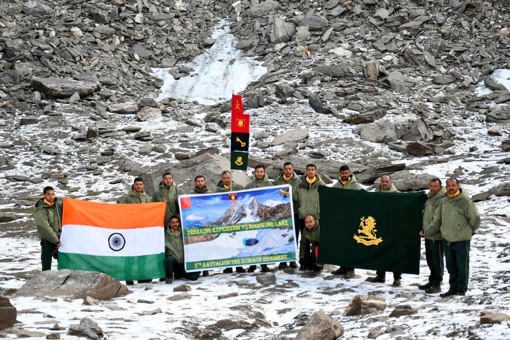 PRODefDehradun's tweet photo. #SuryaWarriors
Adventure Expedition Team of #GoldenKeyDivison trekked over a distance of 175 km in the Garhwal Himalayas and successfully completed their expedition to #Roopkund Lake at the base of #MtTrishul
#IndianArmy
#OnPathToTransformation
@SpokespersonMoD
@adgpi https://t.co/Sr68z53eEb
