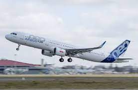 vguillermard's tweet image. @Airbus a livré 55 #avions à 34 clients &amp;amp; signé 23 #commandes (brutes) en septembre. Depuis janvier, le géant européen #aéronautique a livré 488 avions à 78 clients... Atteindre les 720 #livraisons en 2023 va être &quot;chaud&quot; : il reste 232 avions à livrer, soit 77,33 avions/mois...