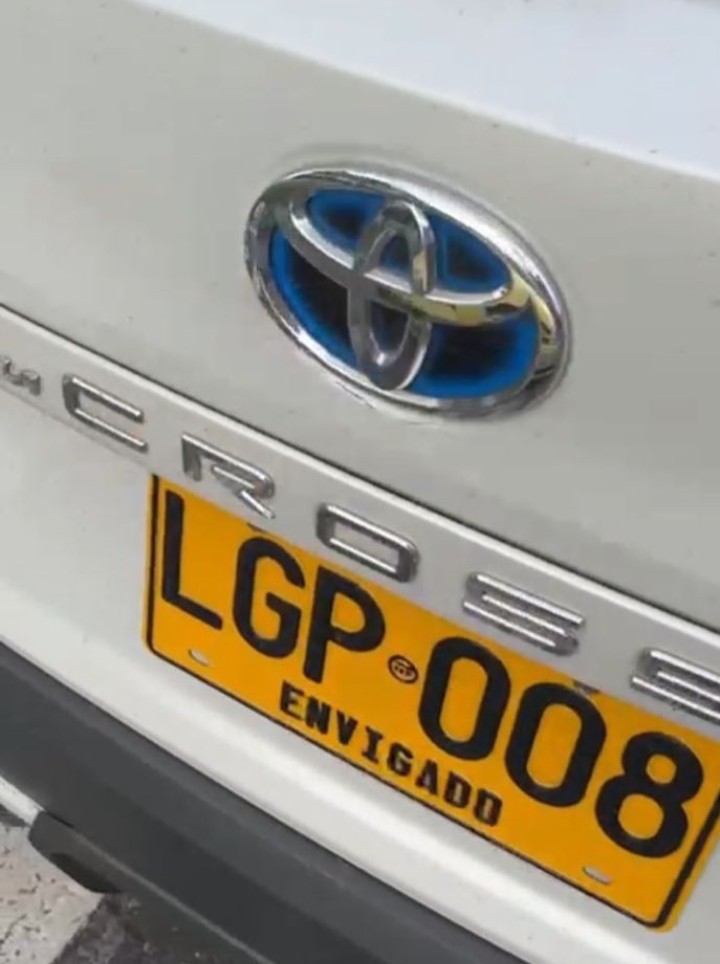 X haz tu magia y ayúdanos a encontrar al hijueputa qué le tiró el carro al exalcalde de Medellín Daniel Quintero.