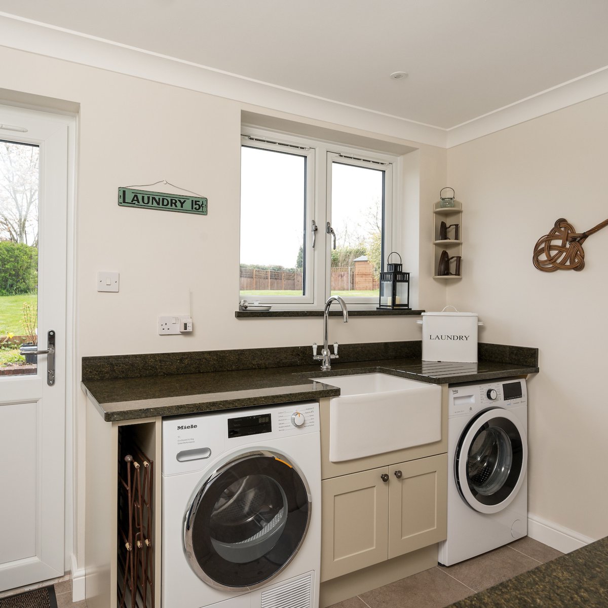 AngliaKB's tweet image. Utility room goals! 🤩

Do you have a sink in your utility room? 🤔

#AKB #BespokeDesign #UtilityRoom