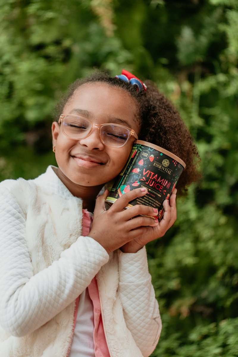 O Vitamini Juice sabor morango é feito com polpas naturais de frutas e adoçado com estévia. Ele é um polivitamínico em forma de suco e uma ótima opção para substituir bebidas tradicionais com alto teor de açúcar e pobres em nutrientes.