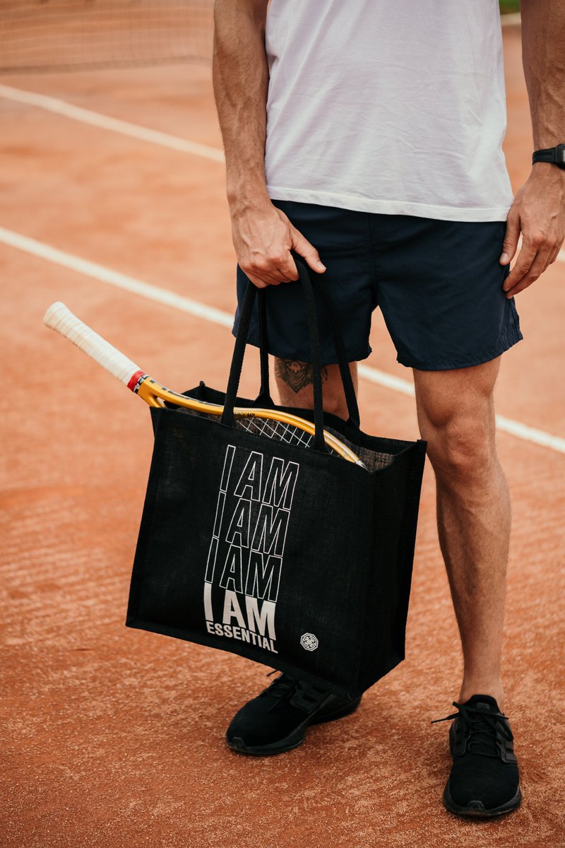 A Bolsa I Am Essential, feita de fibra têxtil vegetal, é perfeita para te acompanhar durante todo o seu dia!