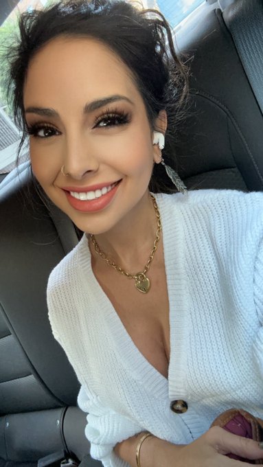 Happy Monday y&rsquo;all https://t.co/wHPZvNx6mV