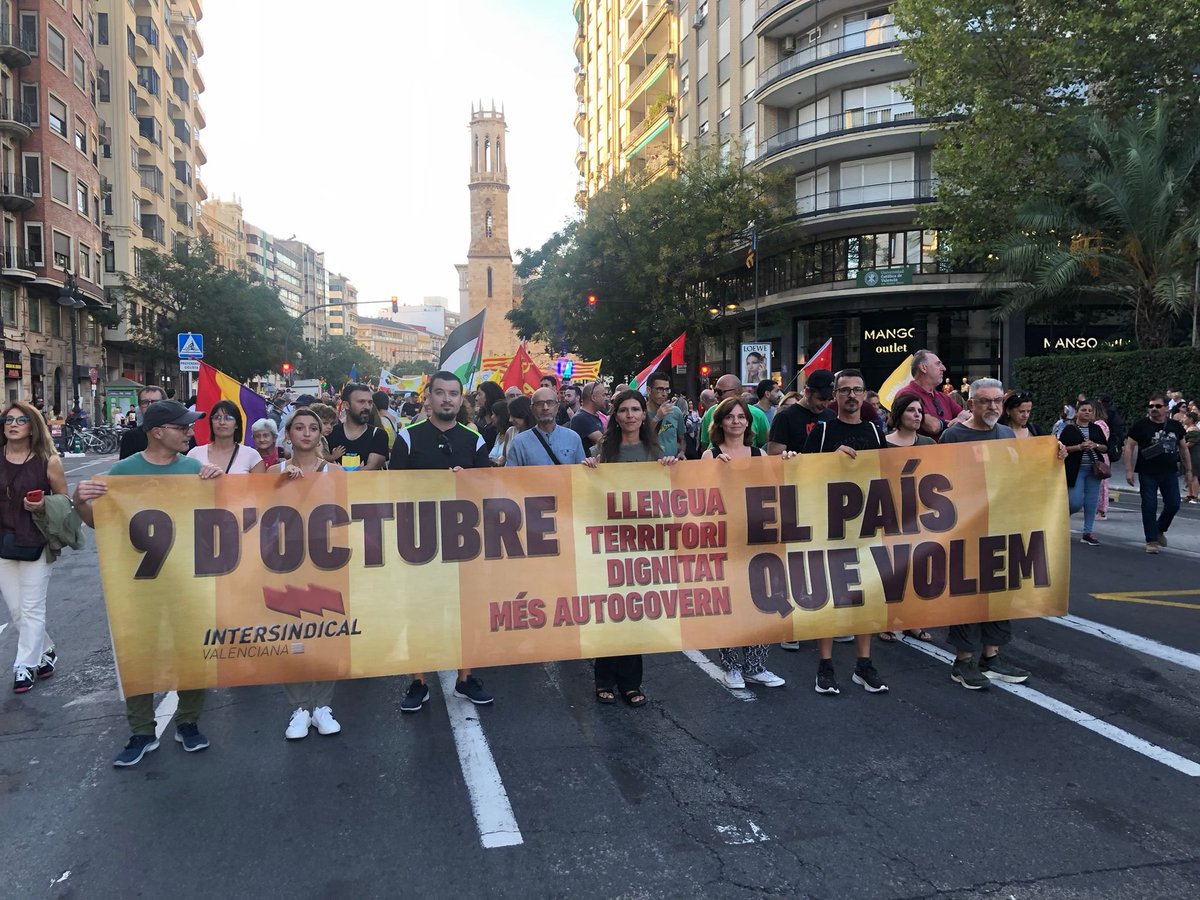 IntersindicalV's tweet photo. Intersindicalo Valenciana en la Manifestació del nostre dia #9dOctubre 

Llengua, Territori, Dignitat, Més Autogovern: El País que volem 💪 https://t.co/SapH4ZvlVG