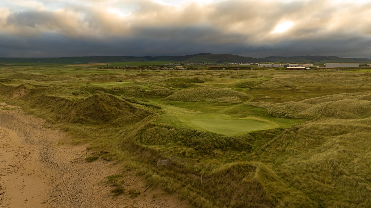 MachDunes's tweet photo. Moody skies form the backdrop to the signature par 3 fifth hole.
•
#experiencemachdunes #machrihanishdunes #machdunes https://t.co/RxzseHzeQP