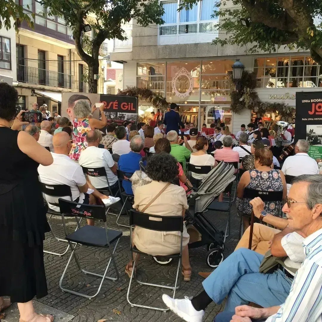 Homenaxe á José Gil en Sanxenxo. O concerto cheo de xente, viviron unha experiencia. A Banda de Música de Sanxenxo tocou moi ben e Manolo González chegoulles ao corazón
#bandadesanxenxo
Máis imaxes e vídeos na web josegilcinema.gal/galeria-evento…