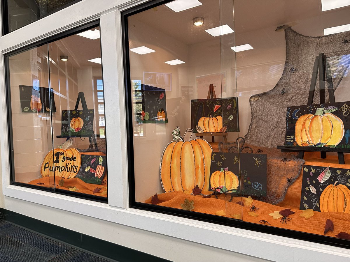 MtViewArtRoom's tweet photo. I always love these 1st grade pumpkins every year 😍🎃🍁🎨 https://t.co/g4cwNY0DWv