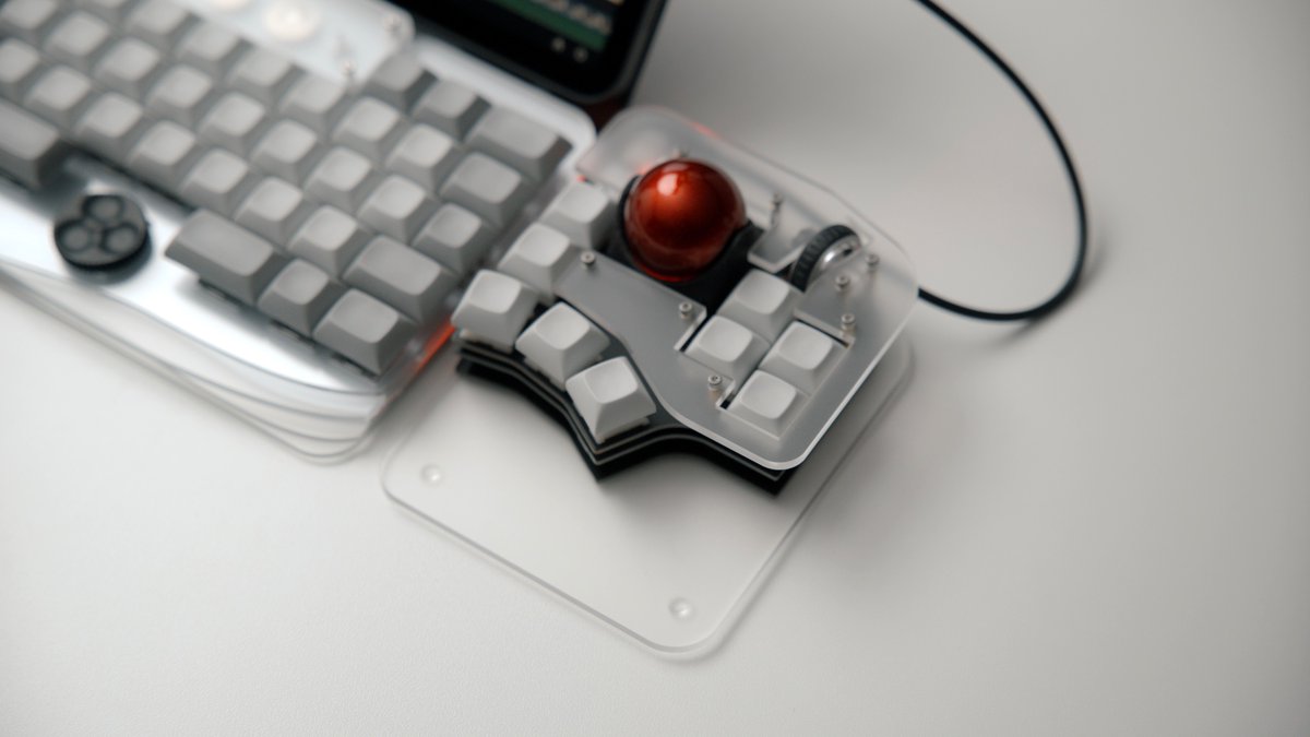 soo_suke's tweet photo. 遊舎工房のアクリル加工半額のタイミングで、KeyFuda02とKombuchaをアップデートしてみた。どちらも安定感が増して、KeyFuda02は縦横どっち向きでも使いやすく。

ここまで拡張すると、もはやiPad miniである意味が…（だが、それが良い） https://t.co/FSeaKhbuyV