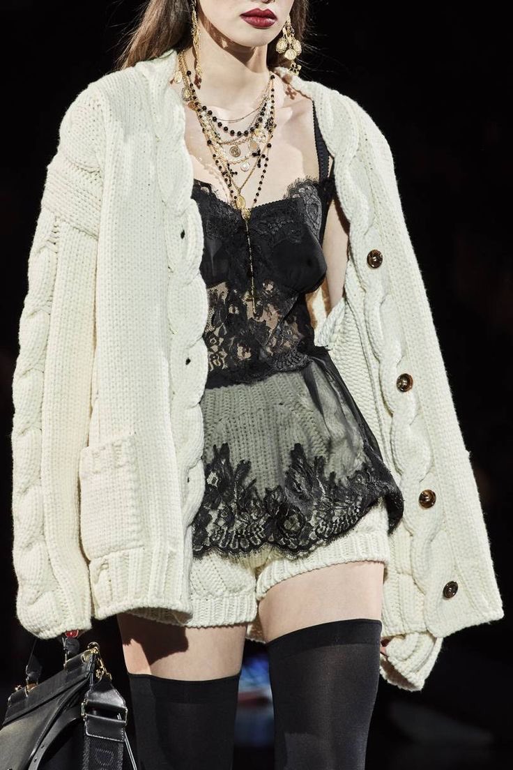 jaded_prince's tweet image. [создаём вашего персонажа с помощью пинтереста!!]

1)первое фото айдола/знаменитости—характер
2)вводим 'outfits aesthetic' и фото под номером вашего возраста—стиль одежды
3)ваше имя+core—вайб.
4)последняя прослушанная песня —состояние