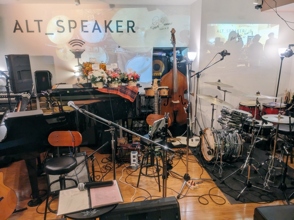 bandruming's tweet photo. “愛”しかなかったアチアチなイベントだったなー。
素敵なプレゼントもたくさんありがとです、とても嬉しい🙏
自分達演者は色んな人達に支えられて活きてます。ちゃんと目を逸らさず見ててね。
それに必ず応えるのが自分達のおしごとです🥁　
本当にありがとでした！

#スズナリ.  
＃57mk
＃生成り. https://t.co/7mTQz2pRHI