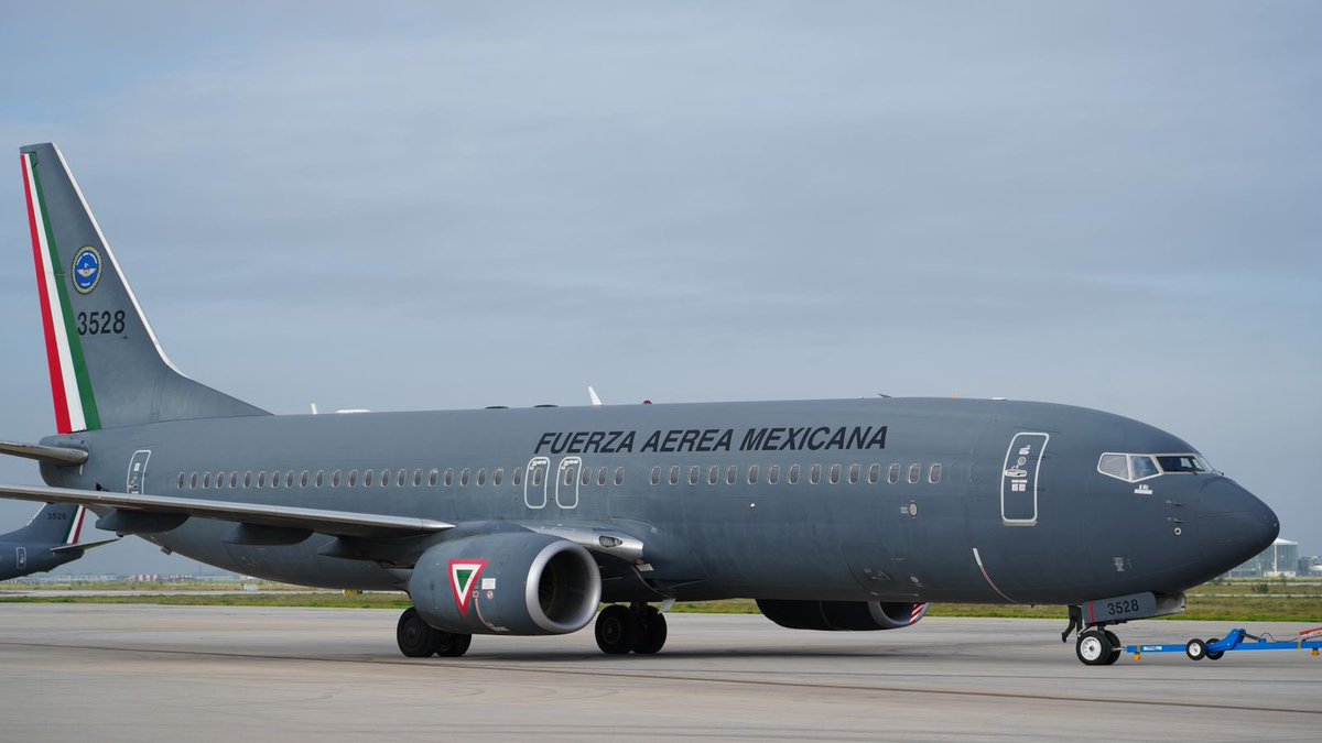 📸En estos momentos, el primer avión de la Fuerza Aérea Mexicana de @SEDENAmx se alista para salir desde el <a href="/aifaaero/">Aeropuerto Internacional Felipe Ángeles</a> con destino a Israel, en donde en conjunto con <a href="/SRE_mx/">Relaciones Exteriores</a> comenzarán las labores de repatriación de las mexicanas y mexicanos que voluntariamente desean salir de