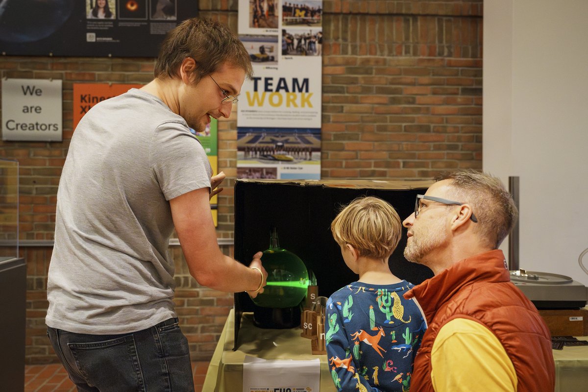 UmichZ's tweet photo. We had a great time at the ECE Family Fun Night! Kids and their families were able to make their own holograms, learn about plasma and understand why we wear glasses. #stemoutreach https://t.co/AAgZ7Ik1qc