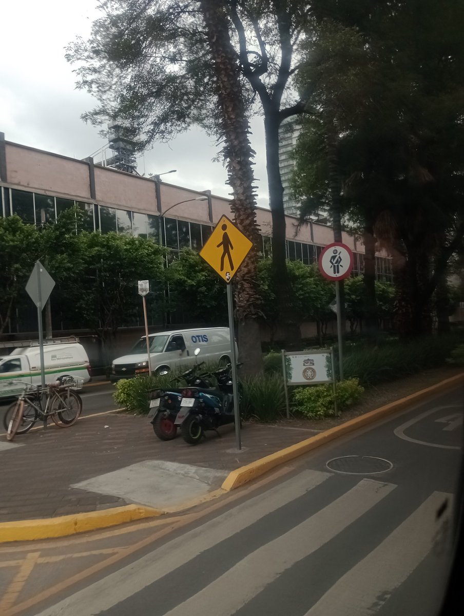 parigr's tweet photo. @UCS_GCDMX @PabloVazC #zonavial5 MULTA a motocicletas estacionadas en banqueta: camellón+cruce peatonal de Lago Alberto es donde está la entrada a @GrupoModelo_MX #JEFERAYO #CENTURIÓN @ObsSegCiudadana @elconsejomx https://t.co/rtKOOrFoS4