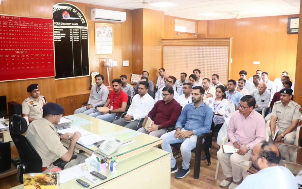 hansi_police's tweet photo. SP हांसी ने आज अपने कार्यालय में बैंको को सुरक्षा व्यवस्था से संबंधित सभी बैंक अधिकारियों के साथ एक गोष्ठी का किया आयोजन।
@police_haryana @DGPHaryana @HisarRange https://t.co/saOOcFoKAx