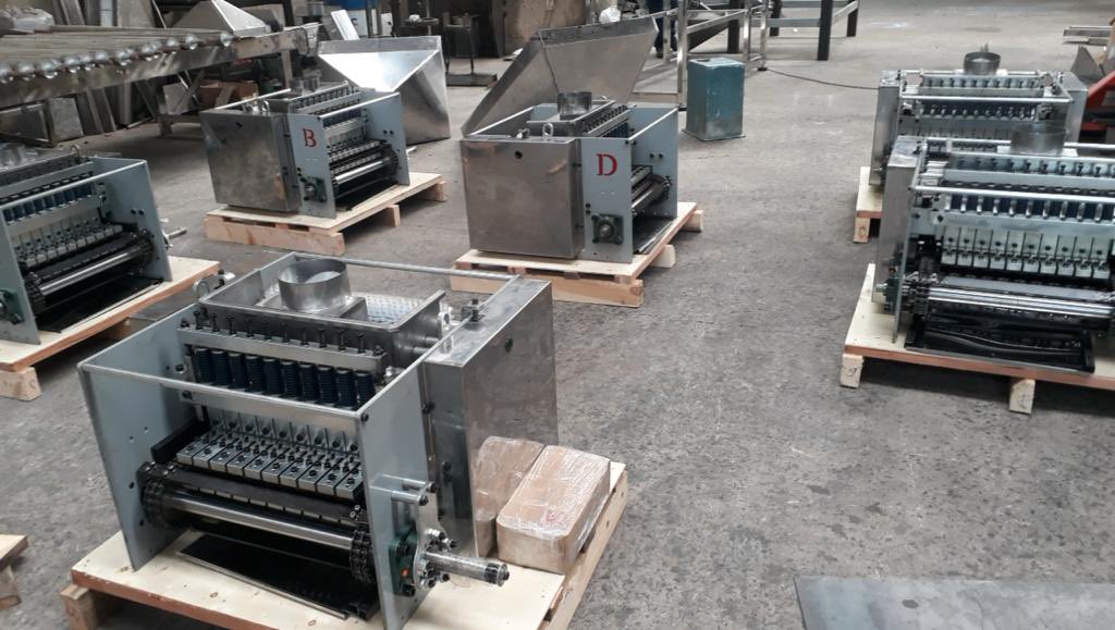 DungTienNguyen4's tweet image. A new way of cutting cashew. Discover new shelling techniques , functional blades with the signature Danielmachine . 

#danielmachine
#shellingmachine