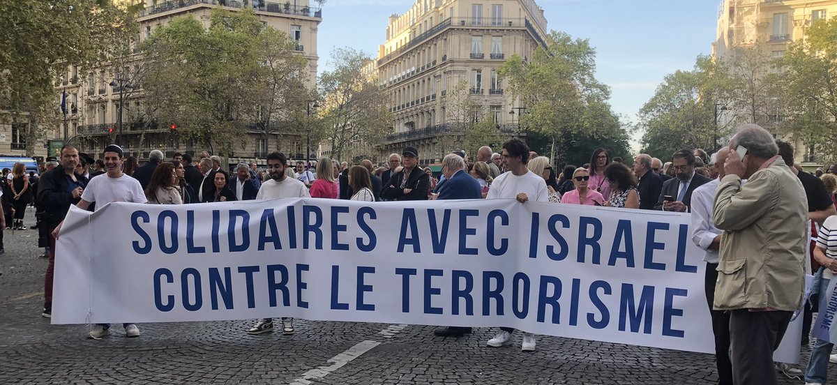 #Paris Marche de solidarité et total soutien à #Israel. Condamnation, sans réserves, de ces attaques inqualifiables menées par les terroristes du #Hamas. Ne cédons rien et unissons-nous pour vaincre la barbarie et l’alliance terroriste. #Israel_under_attack #SupportIsrael