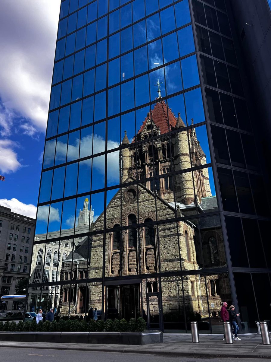 The reflection of Trinity Church in #Boston. It was built in 1872-1877 and is now surrounded by modern high risers. I think this high rise was placed where it is to give us this beautiful reflection 💙 Right near Copley Plaza.