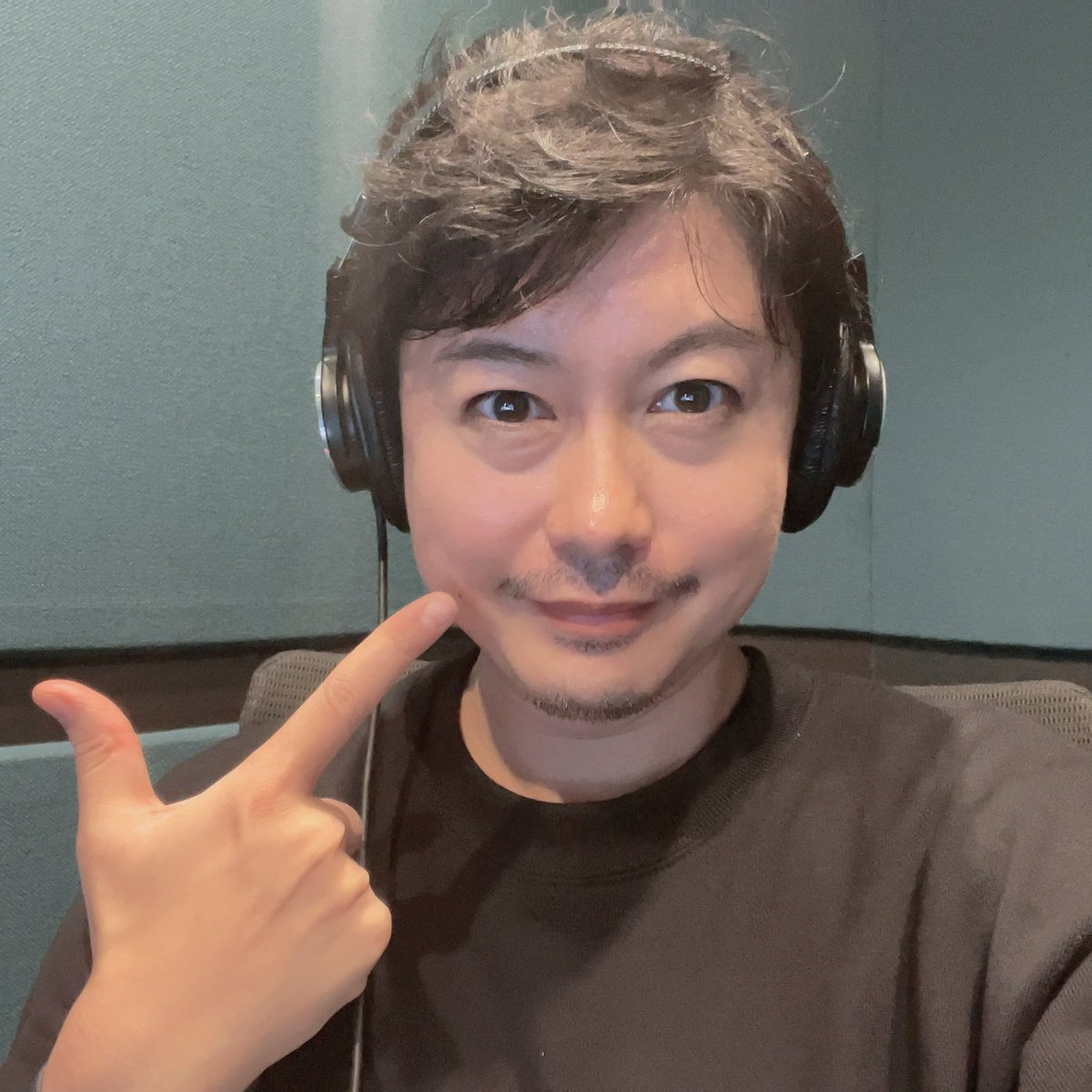 Kazuma_Horie's tweet photo. 柴田十太夫の台詞で

「鎌髭を喰いそらした奴ども」

というのがあり、十太夫役の役作りとしてオレも【#鎌髭】に！と思って調べて、挑戦したんだけど🥸

結果届きませんでした😇

というか土台無理でした🤣🤣🤣

画像、本当鎌のよう😳！

名探偵ポワロみたいw

#アメツチ怪談
#番町皿屋敷
#柴田十太夫 https://t.co/jzDxzLmu2S