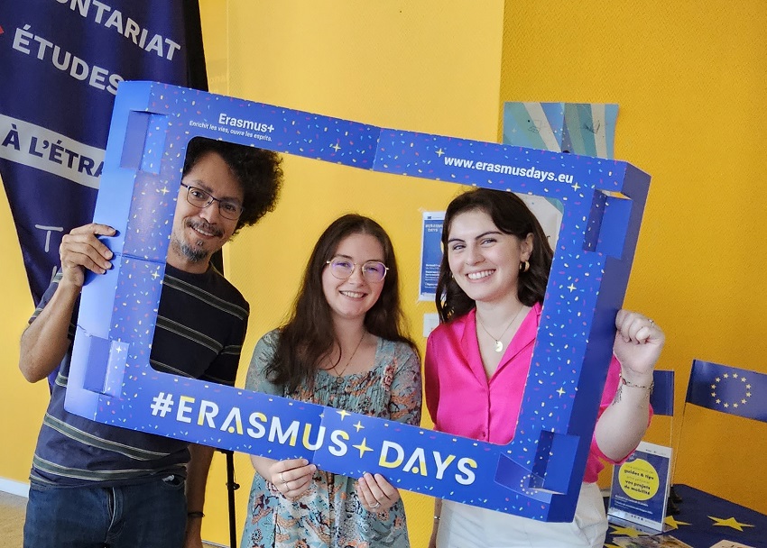 paxbukovic's tweet photo. Première jour d'une semaine #ErasmusDays ! Rencontrez le personnel des RI @UTJeanJaures et des étudiant.e.s ayant fait l’expérience, posez des questions dans notre cabine vidéo, visitez l'expo. #onyrépond en ligne ! Sous la canopé ou à l'Arche, du 9-13 octobre de 12h-14h ! https://t.co/6SfawqYoty