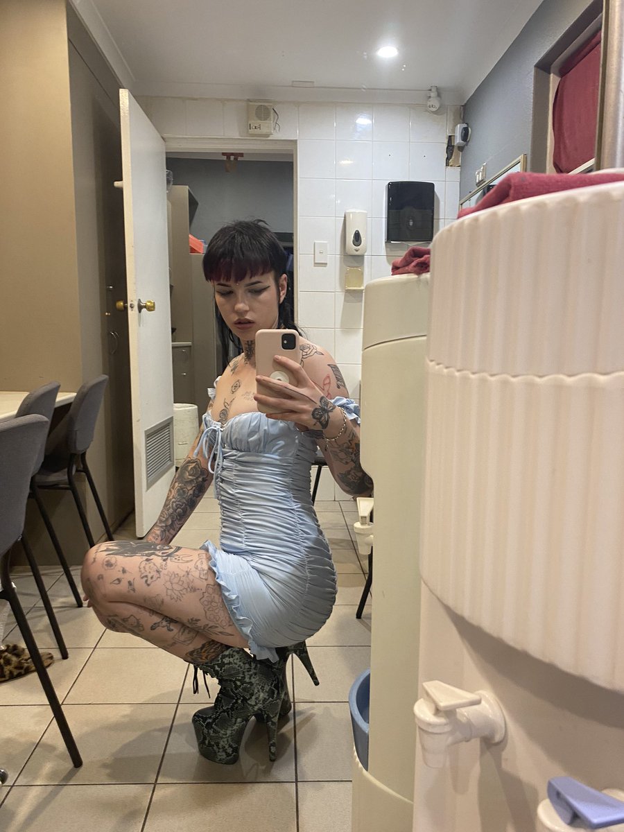 nightmarehottie's tweet photo. I’m at work come see me x https://t.co/fxykNfP1up