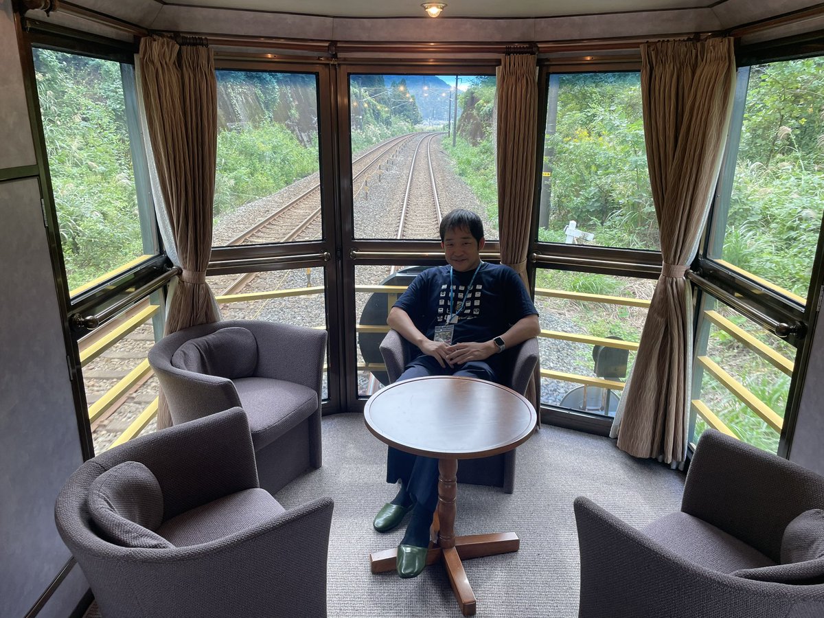 ct_tetsudou's tweet photo. 【クラブツーリズム鉄道部 御礼】
列車は定刻通り新大阪駅到着しました。
本日も様々な要望を受け入れて頂いたJR西日本関係者の皆様ありがとうございました。
また、この2日間お客様との新たな出会いが多くありました。このようなご案内でよろしければ引き続きご愛顧賜りますようお願い致します。
皆様ありがとうございました。
#JR西日本 #サロンカーなにわ #クラブツーリズム #クラツー