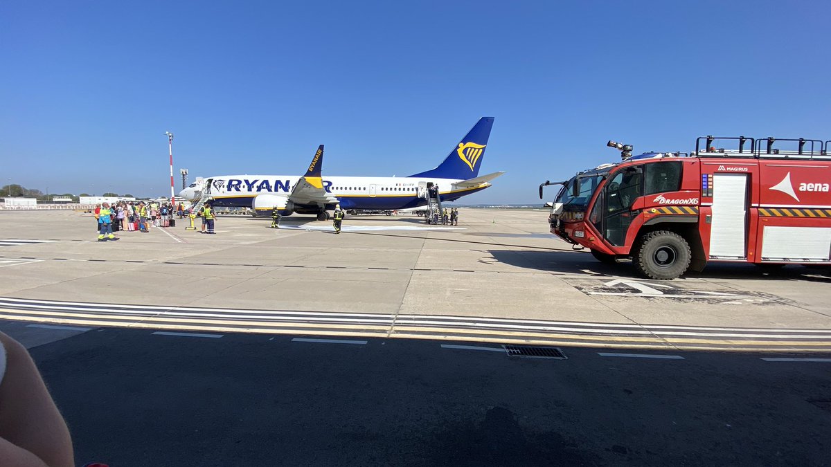 ScottDurkin_'s tweet photo. Some scenes at #reus #airport awaiting to board the plane. Jet fuel coming out of the wing. #ryanair https://t.co/WycTc6PkTA