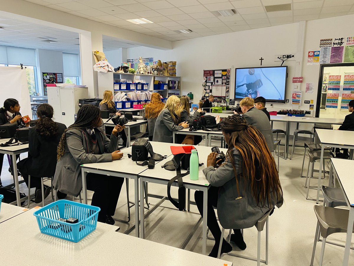 Todays first photography club, students in year 10 delivering the first session on how to use the DSLR from a lesson I taught them at the start of term. #proud #KS3photography #lunchclub @NewmanRCCollege