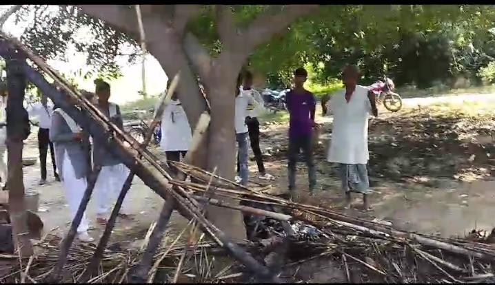 MahadevJankarR's tweet photo. मिर्जापुर पड़री थाना के ग्राम सभा कठनई में गरीब श्री जमुना पाल के यहाँ शार्ट सर्किट से उनकी आवासीय झोपड़ी में आग गयी.आग लगने से झोपड़ी और उसमें रखे गए गृहस्थी का सामान,रुपया पैसा, बच्चो का शैक्षिक प्रमाणपत्र जलकर खाक हो गये मा मुख्यमंत्री @myogiadityanath @DM_MIRZAPUR से सादर अनुग्रह है की इस आपदा की स्थिति में इस असहाय को तत्काल जिला आपदा निधि से जीवनयापन करने के लिए आर्थिक सहयोग प्रदान करें। @mirzapurpolice @digmirzapur @UPGovt @AmitShah @narendramodi