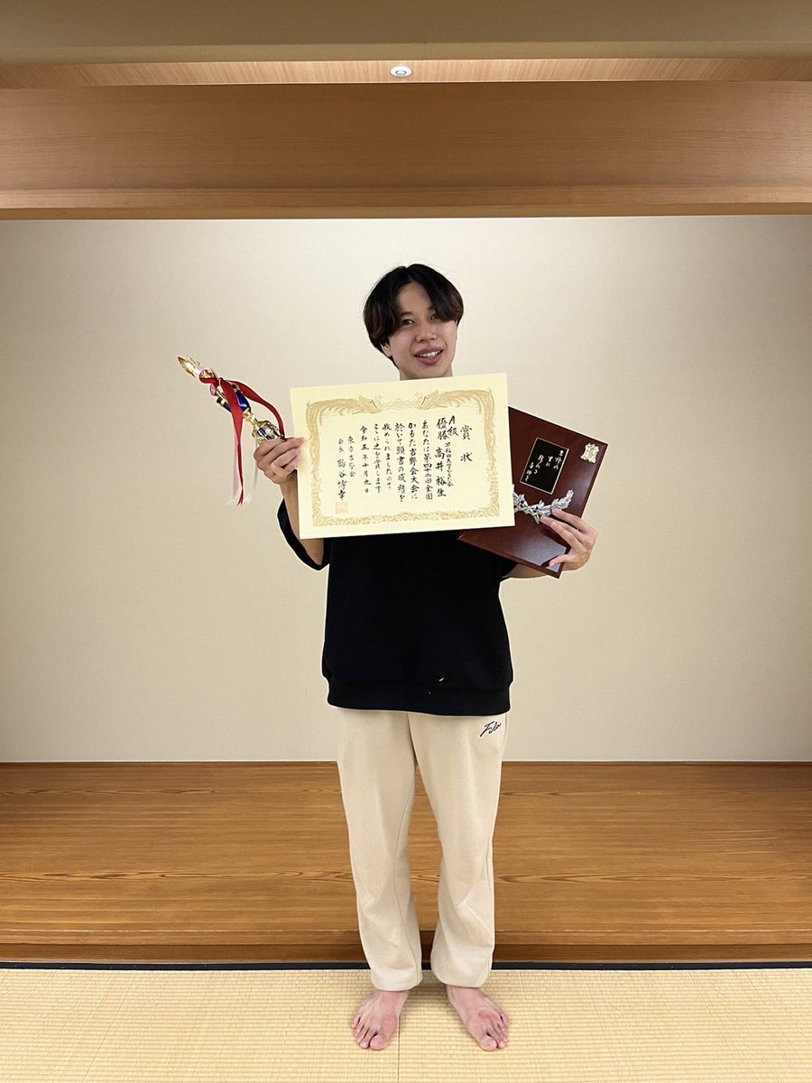 ponzyusekakio's tweet image. 東京吉野会大会優勝できました!!!🥇
早稲田かるた会のみんなが見守っててくれて本当に心強かったです‼️
応援してくださった方々とずっと励ましてくれた方々には感謝しかありません😭😭
これからも動画投稿も練習も頑張っていくのでぜひ、応援よろしくお願いします😭🙇♂️
みいなは次優勝‼️