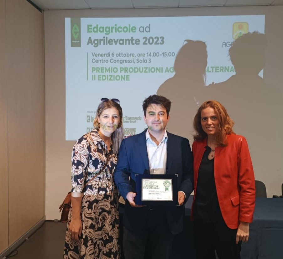 Agia_Cia's tweet photo. Congratulazioni a #PiercarloTorelli che si è aggiudicato il Premio "Produzioni agricole alternative" categoria "Diversificazione colturale”, di #Edagricole @TerraVitaMag 👏🫐
Ad @Agrilevante la cerimonia per la consegna del riconoscimento 🧑‍🌾
Leggi 👉https://t.co/yCIFVXwhsO https://t.co/iOWpJ9ra4v