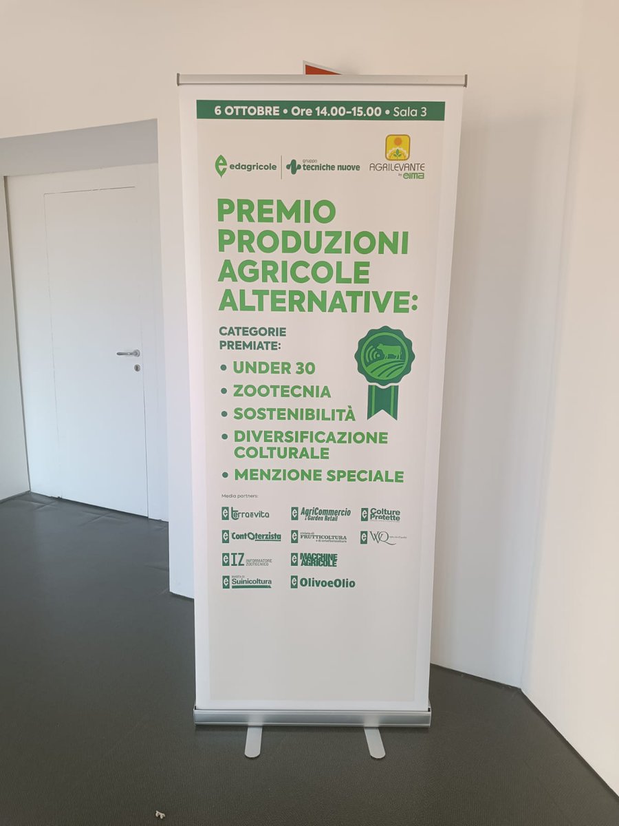 Agia_Cia's tweet photo. Congratulazioni a #PiercarloTorelli che si è aggiudicato il Premio "Produzioni agricole alternative" categoria "Diversificazione colturale”, di #Edagricole @TerraVitaMag 👏🫐
Ad @Agrilevante la cerimonia per la consegna del riconoscimento 🧑‍🌾
Leggi 👉https://t.co/yCIFVXwhsO https://t.co/iOWpJ9ra4v