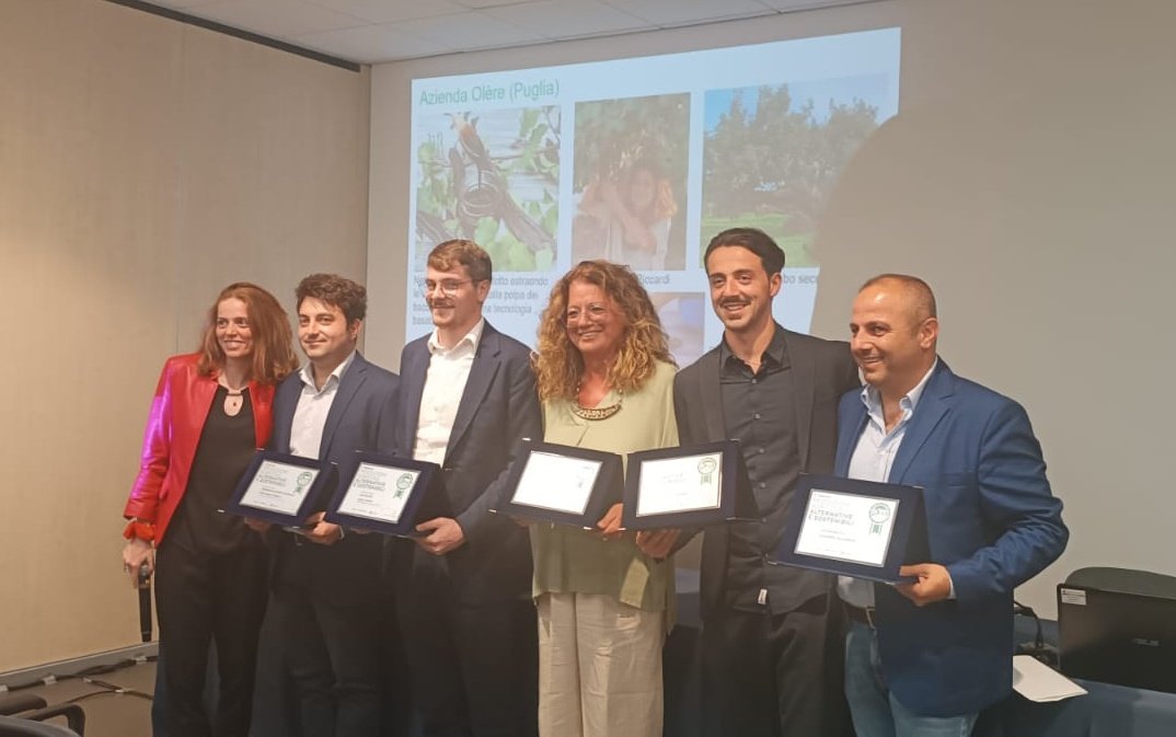 Congratulazioni a #PiercarloTorelli che si è aggiudicato il Premio "Produzioni agricole alternative" categoria "Diversificazione colturale”, di #Edagricole <a href="/TerraVitaMag/">Terra e Vita</a> 👏🫐
Ad <a href="/Agrilevante/">Agrilevante</a> la cerimonia per la consegna del riconoscimento 🧑‍🌾
Leggi 👉bit.ly/3PPl6zX