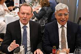 CaraMia200's tweet photo. #TonyAbbott as PM, appointed #WarrenMundine to help him in #IndigenousAffairs. Together, they achieved ZIP. 
Now, for oligarch backers, they’re self appointed oracles on #IndigenousMatters!🤦🏻‍♀️

Don’t be played. 

#VoteYesAustralia #auspol #VoiceToParliament https://t.co/GAXBFNufy5