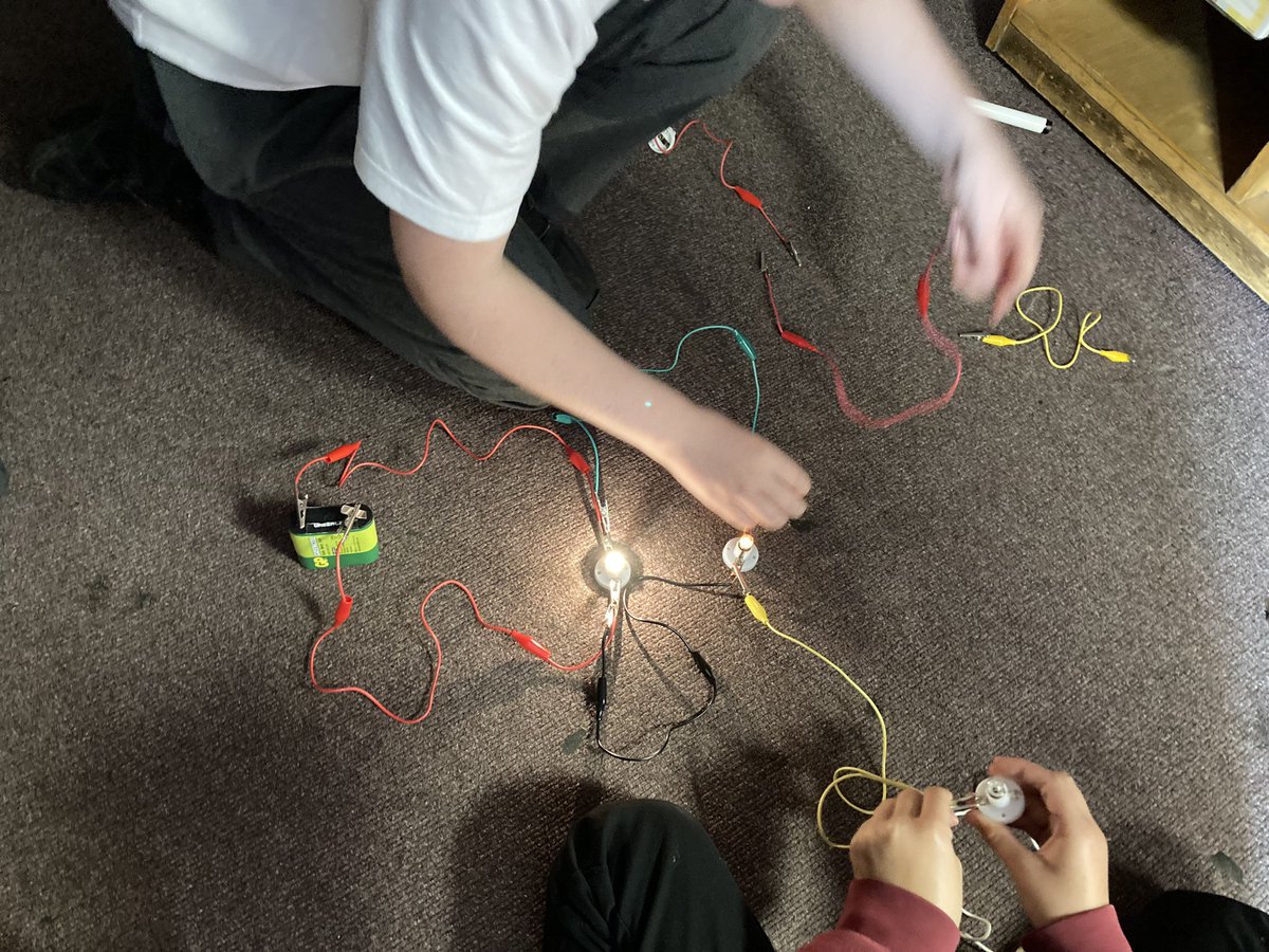 MelthamMoor's tweet photo. Our @MMY6 scientists are investigating the difference between series and parallel circuits making notes on current flow and voltage amounts in preparation for next weekβs independent investigation #MMScience https://t.co/AnZNMknQTG