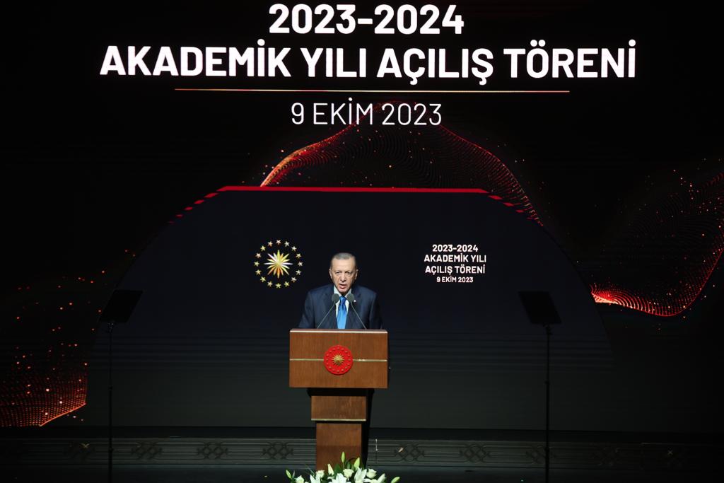 universitemDEU's tweet photo. #universitemDEU Rektörü @hotar_nukhet'in de katıldığı @YuksekogretimK'nın Akademik Yılı Açılışı konuşmalarında, üniversitelerimizin yasak, baskı ve kavga ile anılmasına müsaade etmeyeceklerini vurgulayan muhterem🇹🇷Cumhurbaşkanımız Sayın @RTErdogan'ın ilim yuvası olan üniversitelerimizi kendi ideolojik saplantılarının merkezi haline dönüştürmek isteyen hazımsız marjinallerin; bu gerçeklerle yüzleşeceğine inandıklarını söylemesi son derece anlamlıydı.