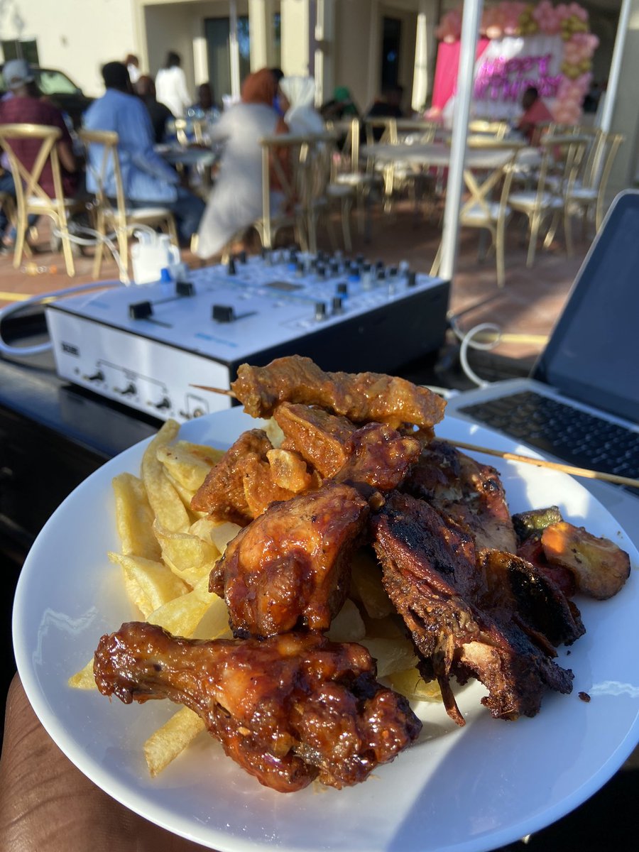 Mrdj255's tweet photo. Bhana Nikavamia mahali πππ Huyu mama Adam anapika jamani ππ #Adamskitchenπ₯π₯ ana nafasi ake kwenye maisha angu ya Misosππ₯π₯π₯#Bwana misosπππΌππΌ https://t.co/Tg03nQduTN