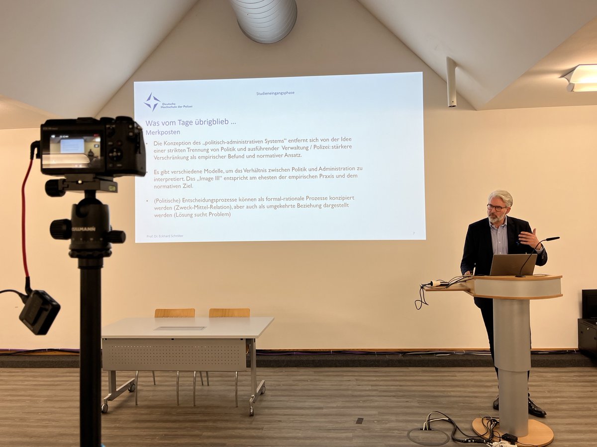 Die Kamera läuft wieder: Wir zeichnen weiteres asynchron abrufbares Lehrmaterial für die Lehrveranstaltung 1 im Modul 1 <a href="/DHPol_Muenster/">DHPol</a> auf.