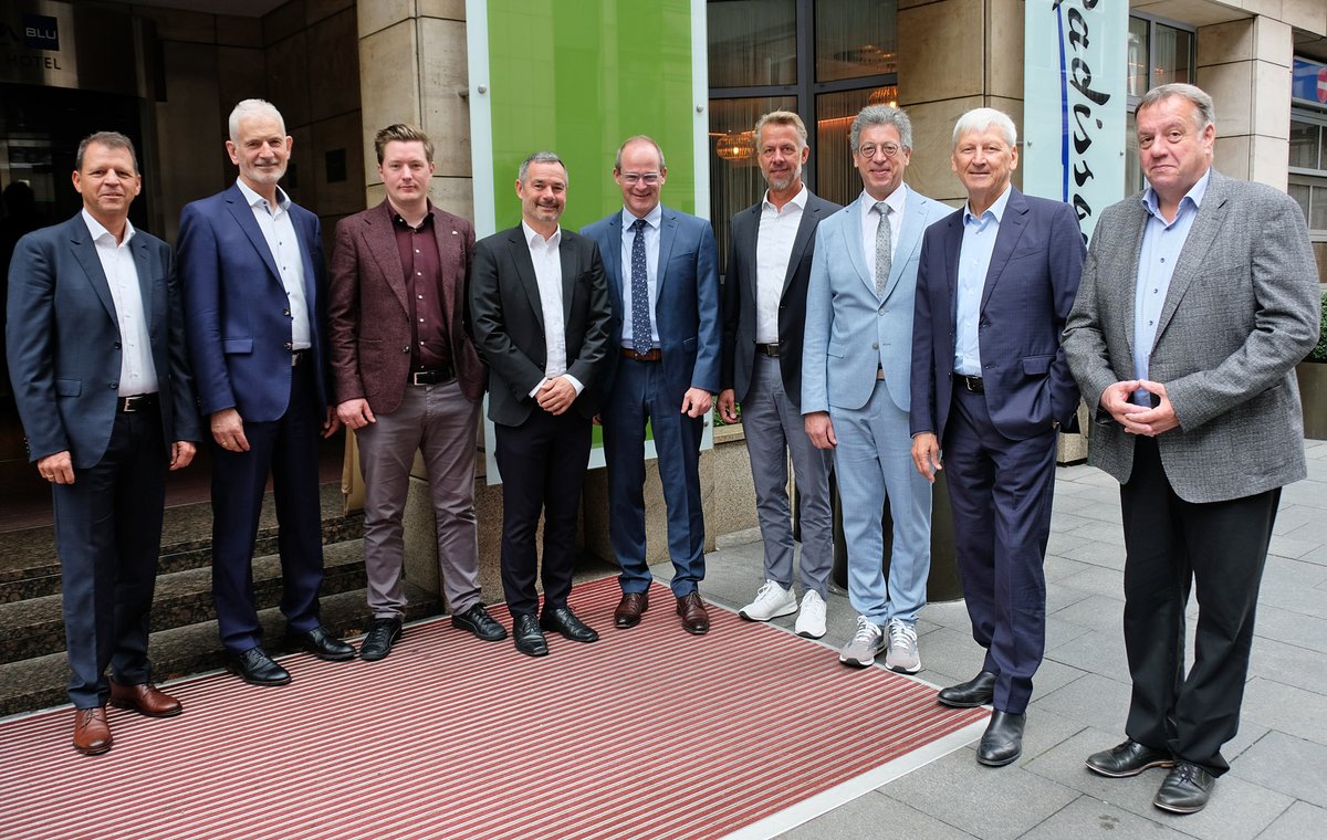 Gemeinsam aus der #Baukrise: #Fertighausindustrie traf sich zur #Mitgliederversammlung in Bremen urlz.fr/nWNQ #Fertigbau #BDF #Fertighaus