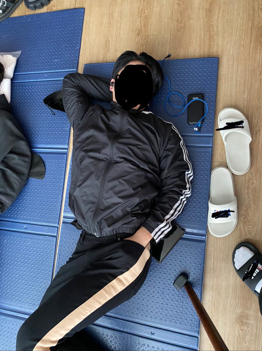 everychangbin's tweet photo. Happy 1 year anniversary to LK's bbl update featuring a sleeping Changbinnie https://t.co/QiOGclQfXn