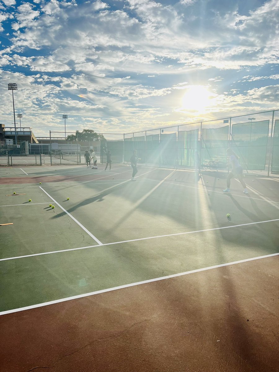 ElsikTennis's tweet photo. Such a beautiful morning for a practice! https://t.co/jsqhHT1Ei7